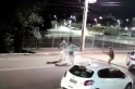 ​Vídeo mostra momento que homem agride policial e é atingido por disparo de arma de fogo.