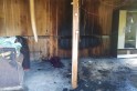 ​Colchão pega fogo e populares conseguem retira-lo para evitar incêndio em residência