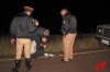 Policiais observam pedaços do veiculo que ficaram no local Foto www.campoere_1.com