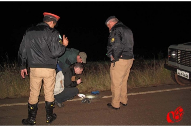 Policiais observam pedaços do veiculo que ficaram no local Foto www.campoere_1.com