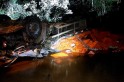 ​Desgovernado caminhão tomba e cai dentro de rio em São Domingos