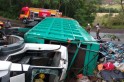 ​Caminhão tomba e motorista fica preso nas ferragens na serra e Guaraciaba