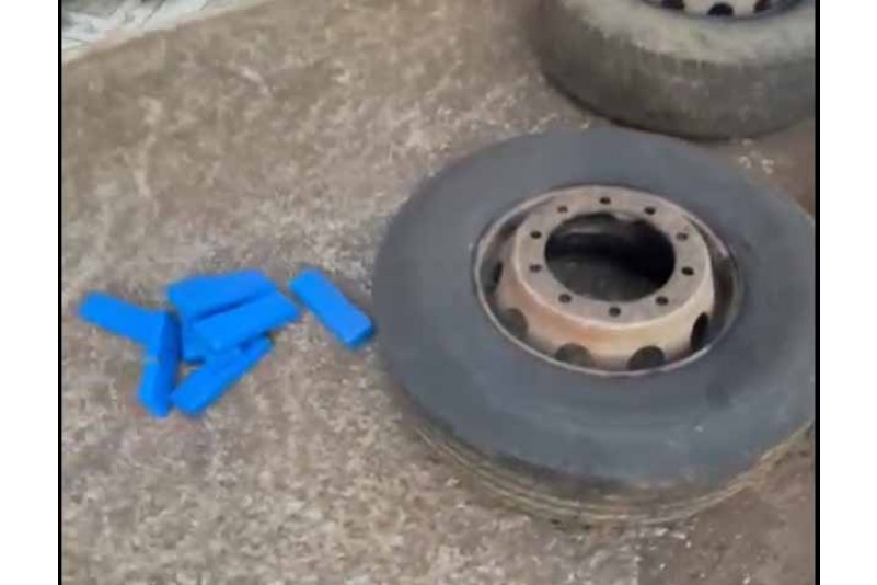 ​Policia aborda carreta e enontra pneus recheados de drogas.