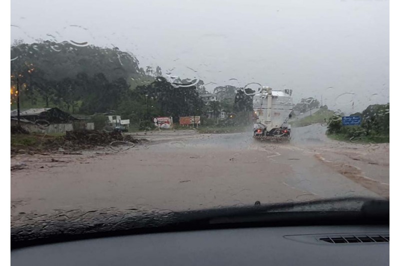 ​Chuva provoca deslizamentos e pessoas ficam ilhadas na região