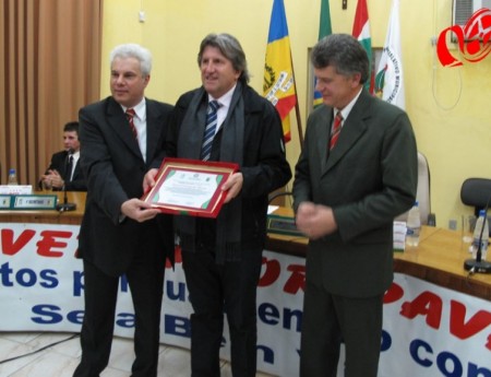 Entrega do Titulo feita pelo presidente do legislativo Adegir Poronizack e prefeito Odilson Lima