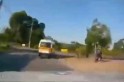 ​Vídeo - Condutor sem CNH, moto irregular tenta fugir de abordagem e se da mal