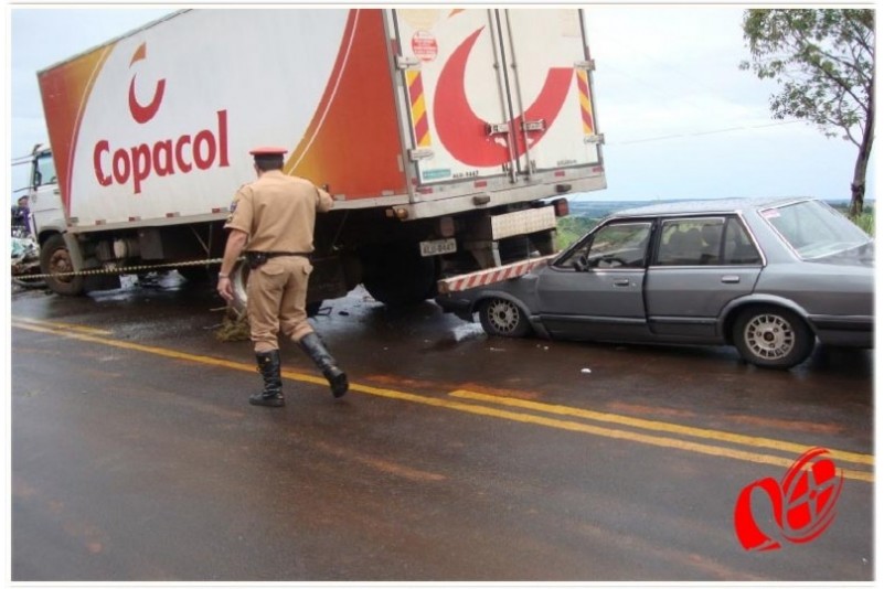 Veiculo Del Rey colidiu na traseira do caminhão - Foto Portal RBJ