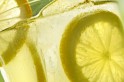10 benefícios de beber água morna com limão todas as manhãs 
