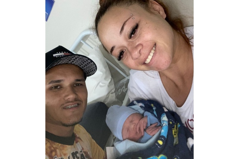 Pai Gustavo, bebê Breno e mãe Gisela