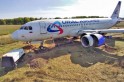 Após pouso em lavoura, empresa aérea aguarda o solo congelar para remover avião