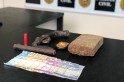 Vídeo - ​Policia surpreende traficantes, prende dois e apreende drogas