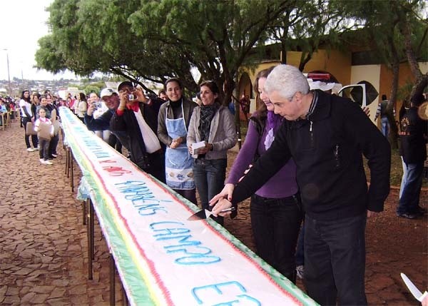 Corte do bolo de 51 metros pelo prefeito Odilson