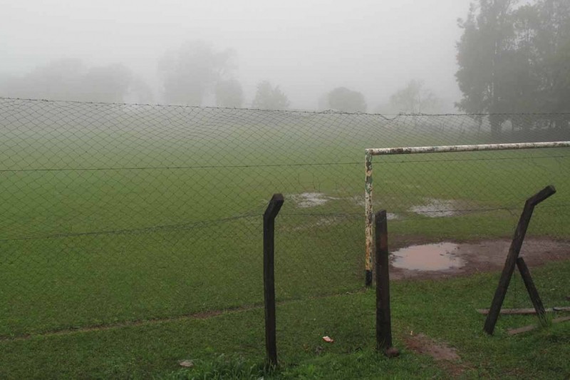 Chuva e serração marcaram o jogo do sabado