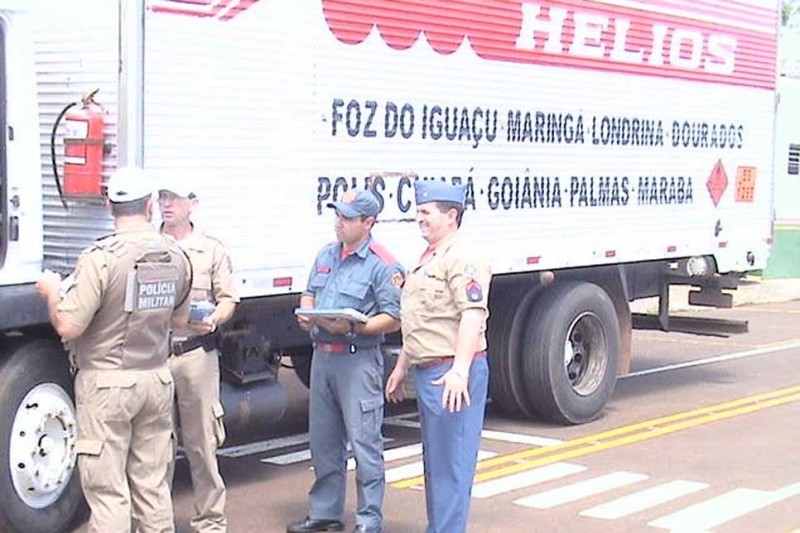 Policiais e Bombeiros no treinamento prático