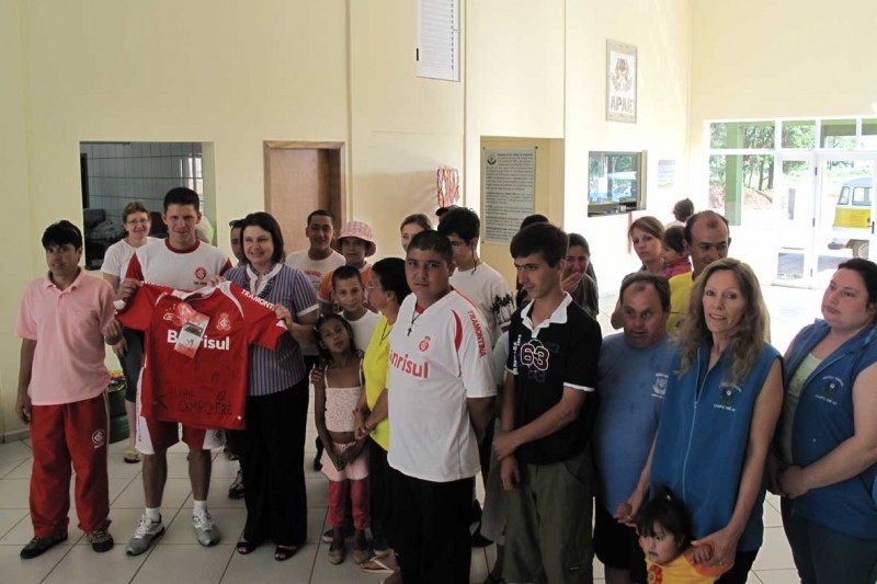 Apae recebe a camisa colorada