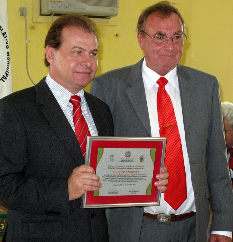 Presidente da Câmara entrega o Titulo