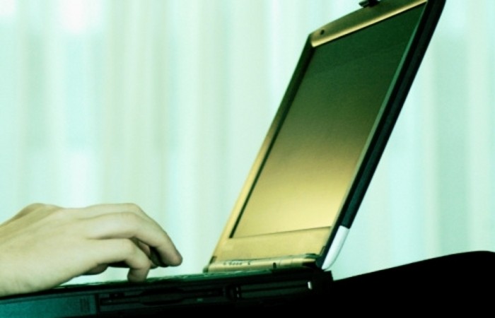 O cara conhecia as mulheres por sites de relacionamento. E não é que elas caíam na lábia dele.