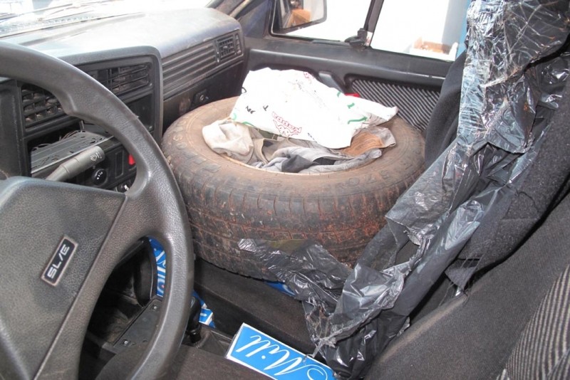 Até o pneu reserva estava fora para caber mais cigarros