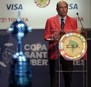 Emilio Botin, presidente do banco Santander, discursa no sorteio dos grupos do torneio