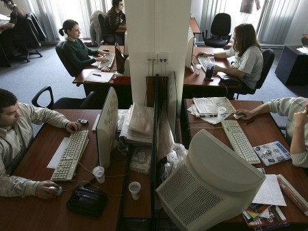 Foto por Spencer Platt/GettyImages
Pesquisa revelou que 78% dos americanos assistem a uma rede de TV local uma ao dia; 73% às redes nacionais e 61% deles acessam sites de informação
