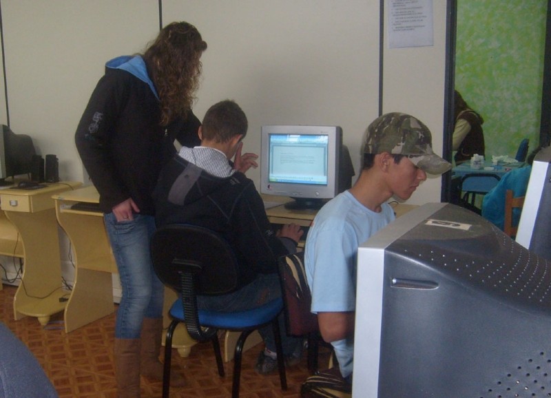 Entre outras oficinas, alunos do ProJovem praticam informática  