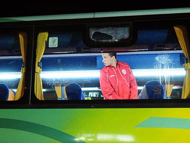 Ônibus do Inter com o vidro quebrado pela ação dos torcedores.