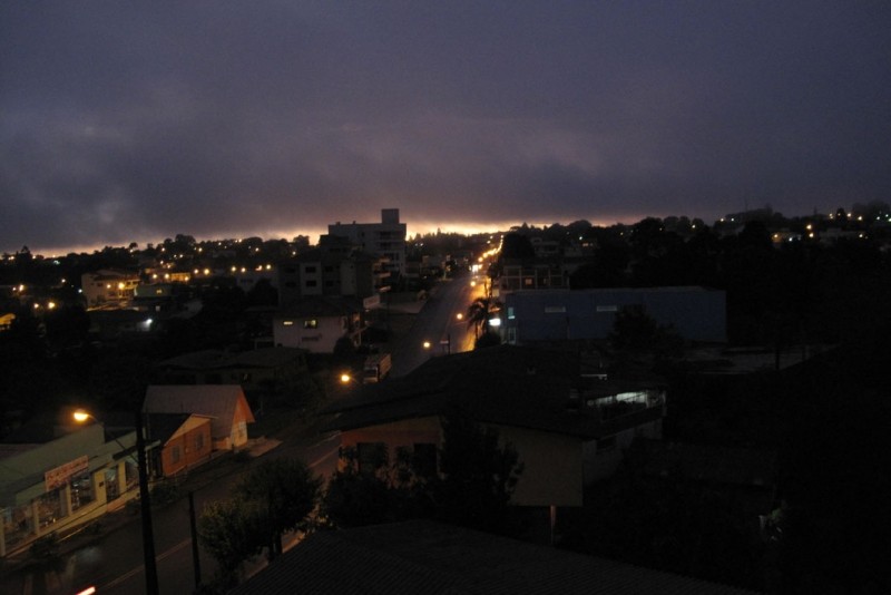 Eram 17 horas o céu escureceu anunciando a chuva que durou quase 24 horas