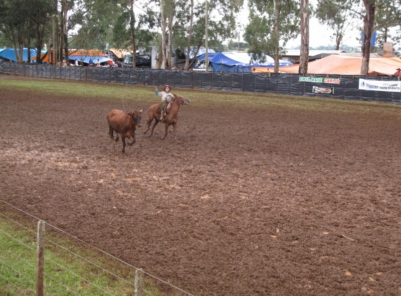 Mesmo com a cancha pesada o rodeio não parou.