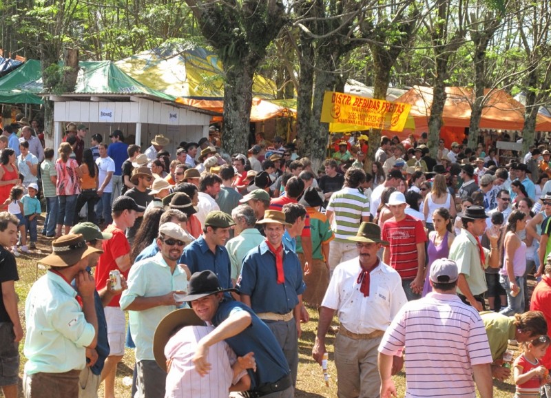 O público lotou o parque de rodeio