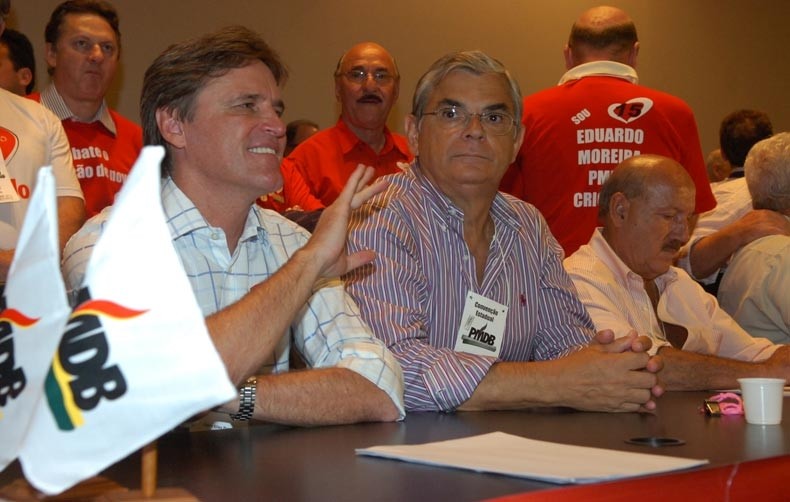 Pinho Moreira (de óculos, no centro) obteve 58,7% dos votos
Foto:Hermínio Nunes