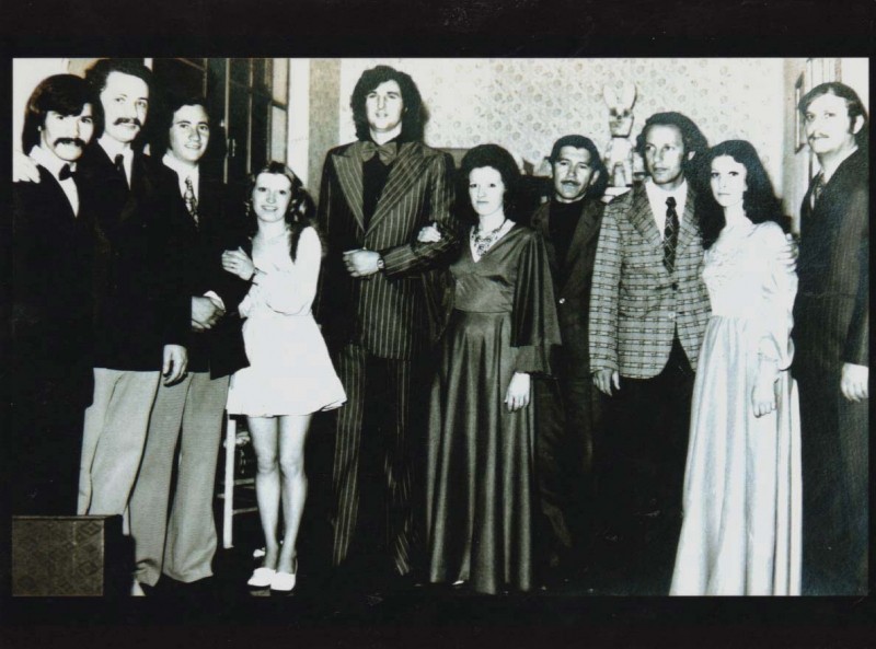 Foto da época em preto e branco mostra cantor ao lado de componentes da diretoria.