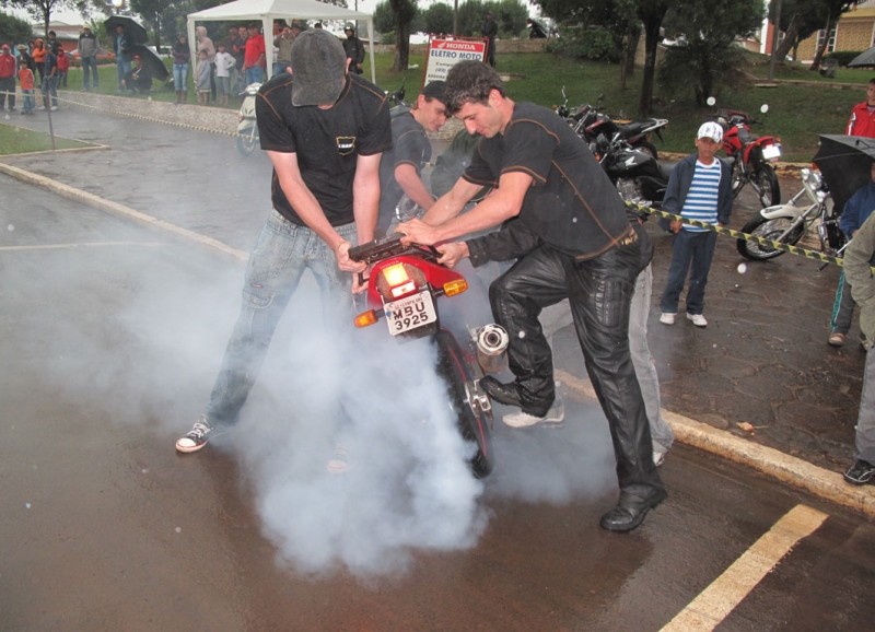 Enquanto aguardavam grupos faziam demonstrações - Foto: slowvdideo.com.br