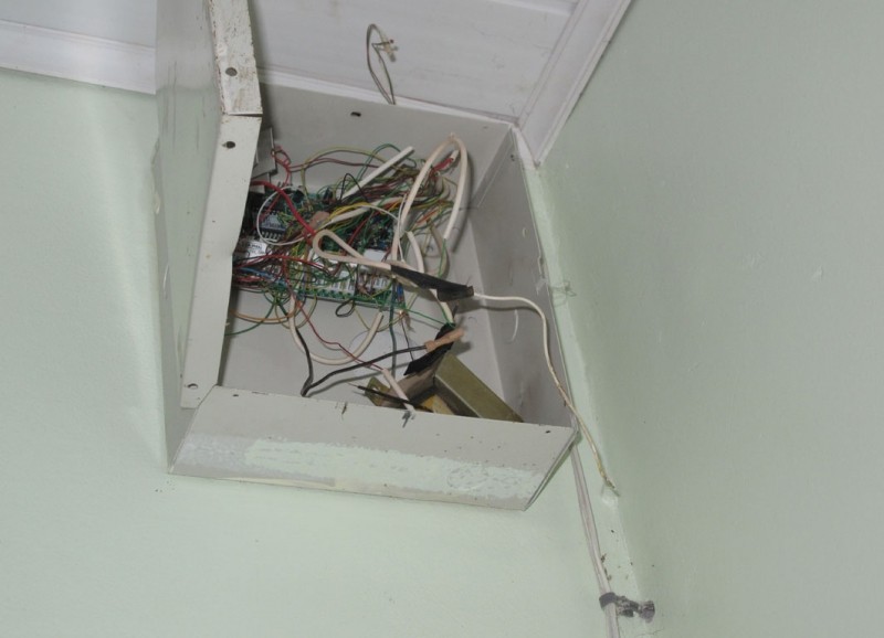 Alarme foi destruido pelos ladrões - foto: slowvideo.com.br