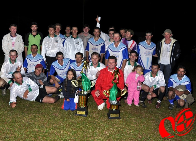 Equipe do 19 de Julho levantou a taça de 1º lugar.
