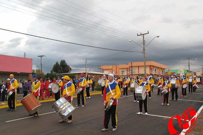 Fanfara municipal abre o desfile