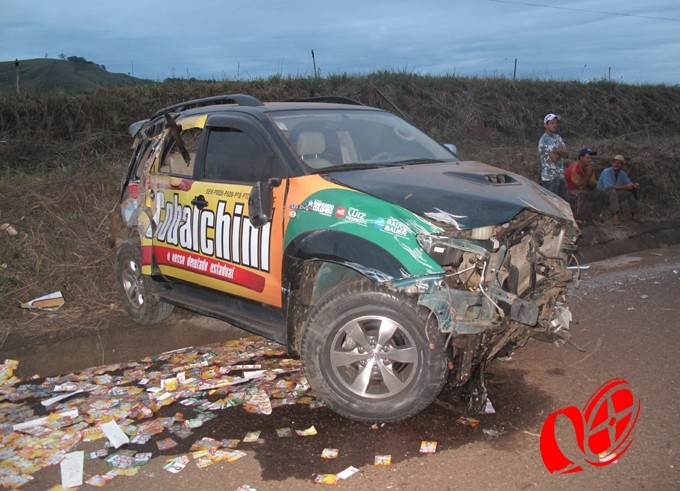 Veiculo Toyota Hilux teve danos de elevada monta.