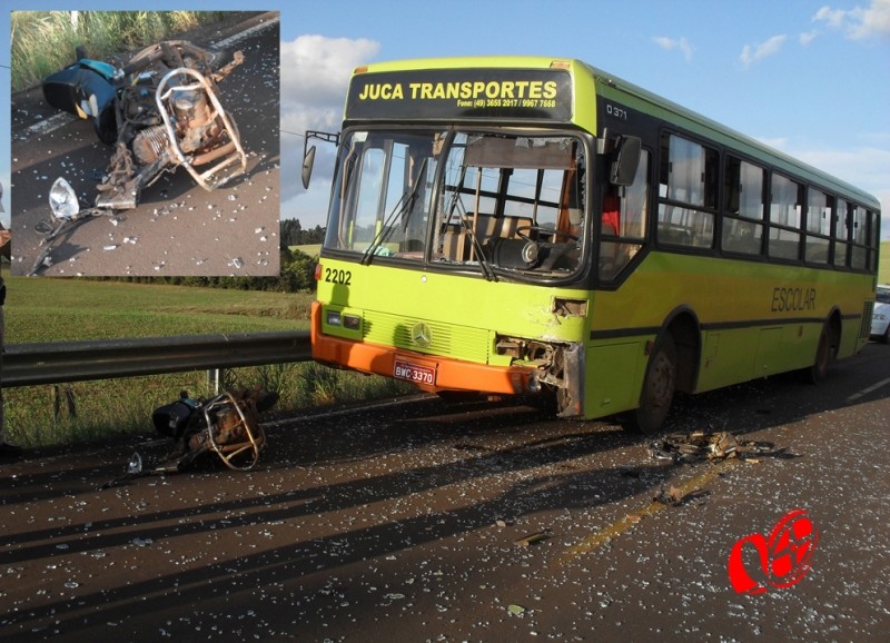 Impacto levou a óbito do condutor da moto no local do acidente. Detalhe de como ficou a moto. - Foto PC