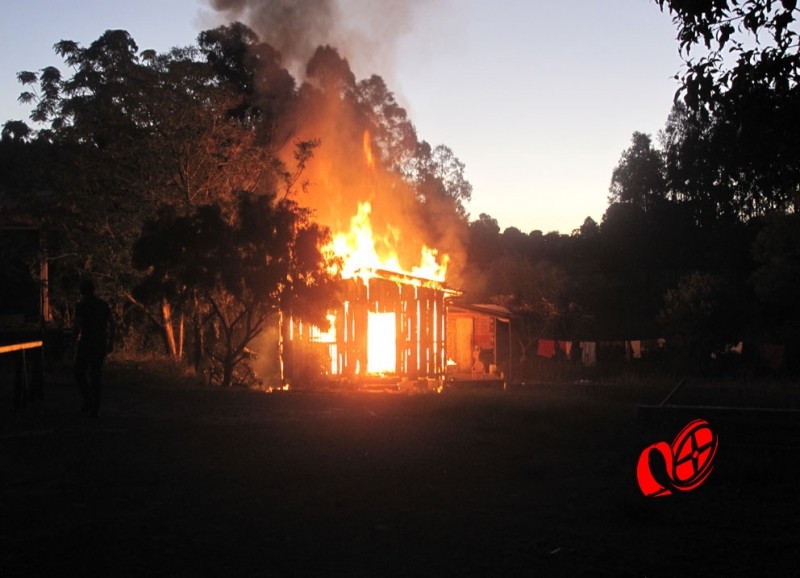 Residência foi rapidamente consumida pelo fogo