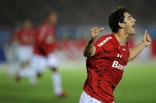 Giuliano é eleito o melhor jogador da Libertadores 2010. Clique e veja mais fotos do jogador no campeonato - 
Crédito: Jefferson Bernardes / AFP / CP 