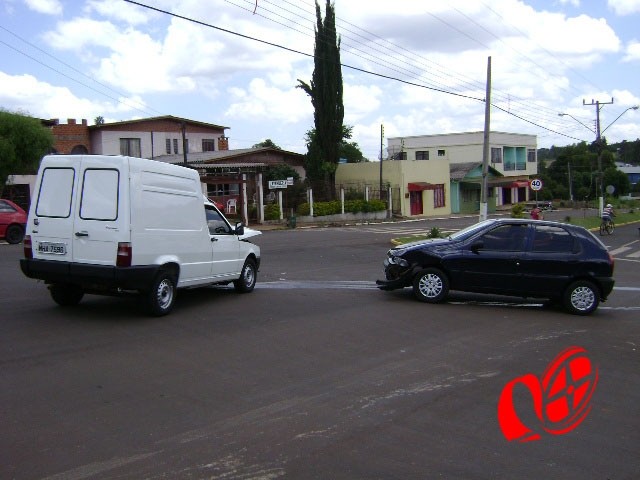 Choque foi no entroncamento das Avenidas.