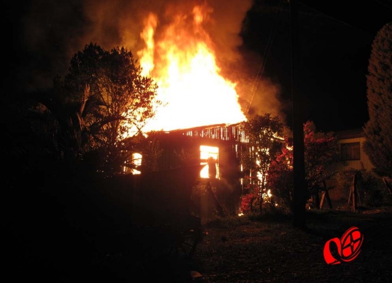 Residência foi completamente destruida pelas chamas