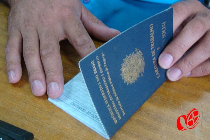 Trabalhadores com carteira assinada podem retirar até R$ 2,6 mil do FGTS 