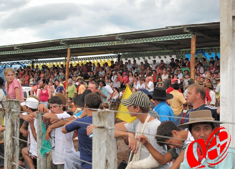 Muita gente foi ao novo parque ver o rodeio. Foto: www.campoere_1.com