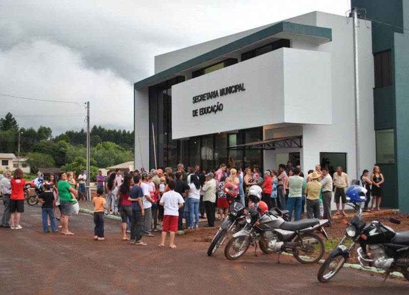 Uma das ações entregues a população foi a admininstração da sec da educação.