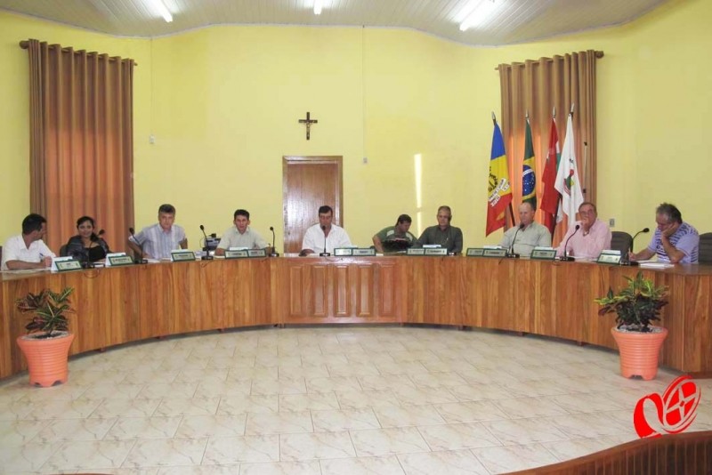 1ª sessão presidida pelo vereador Alvaro. Foto: www.campoere_1.com