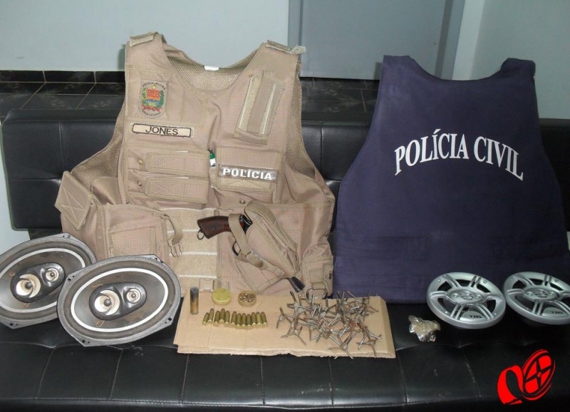 Cartuchos, miguelitos entro outros encontrados na residência. Foto: www.campoere_1.com