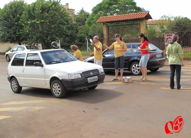 Integrantes do Lions Clube Campo Erê fazem a concientização. Foto: www.campoere_1.com