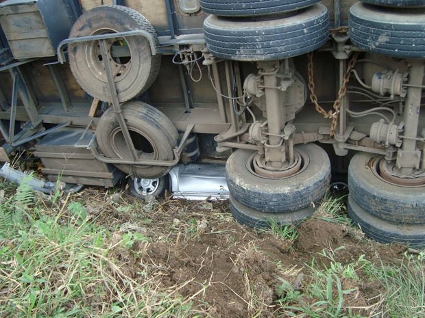 Não da pra acreditar. Motorista tem ferimentos leves. (Foto: Divulgação/PM)