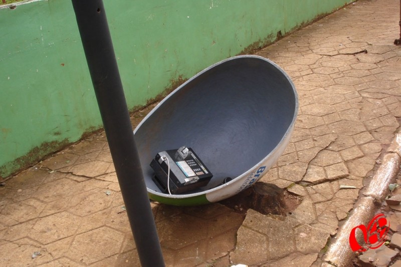 Telefone público amanheceu no chão