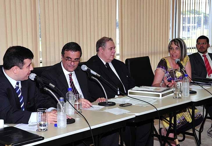 O diretor-geral da Polícia Federal, Leandro Daiello Coimbra, o ministro da Justiça, José Eduardo Cardozo, o secretário-executivo do MJ, Luiz Paulo Barreto, a secretária Nacional de Segurança Pública, Regina Miki, participam da reunião sobre a campanha
Foto:Renato Araújo / Agencia RBS